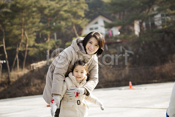 화목 30대 두명 성인 어린이 여자 한국인 JPG 앞모습 포토 가족 가족라이프 겨울 딸 빙판 상반신 야외 양평 엄마 웃음 주간