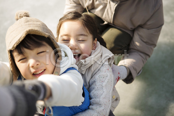 행복 화목 30대 남자 성인 세명 어린이 여자 한국인 JPG 앞모습 포토 가족 가족라이프 겨울 상반신 썰매놀이 야외 양평 웃음 주간