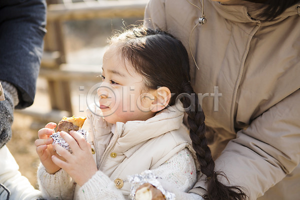 화목 성인 어린이 여자 한국인 한명 JPG 옆모습 포토 가족라이프 겨울 겨울간식 겨울음식 군고구마 먹기 상반신 야외 양평 웃음 제철음식 주간