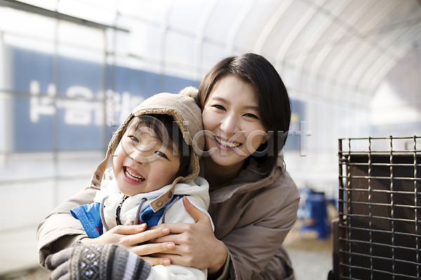 화목 30대 남자 두명 성인 어린이 여자 한국인 JPG 앞모습 포토 가족 가족라이프 겨울 상반신 아들 야외 양평 엄마 웃음 주간
