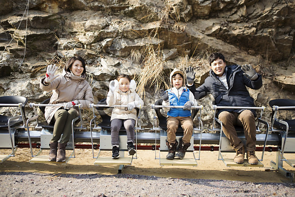 화목 30대 남자 성인 어린이 여러명 여자 한국인 JPG 앞모습 포토 가족 가족라이프 겨울 딸 아들 아빠 앉기 야외 양평 엄마 웃음 의자 인사 전신 주간