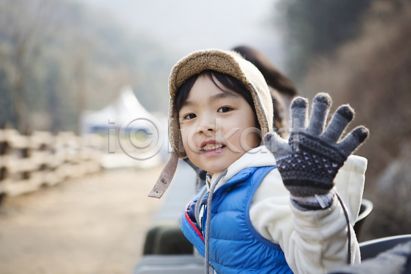화목 남자 소년한명만 어린이 한국인 한명 JPG 아웃포커스 앞모습 포토 가족라이프 겨울 상반신 앉기 야외 양평 인사 주간