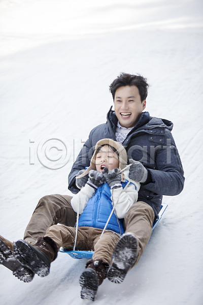 즐거움 화목 30대 남자 두명 성인 어린이 한국인 JPG 앞모습 포토 가족 가족라이프 겨울 썰매 아들 아빠 앉기 야외 양평 웃음 전신 주간