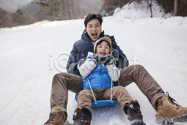 즐거움 화목 30대 남자 두명 성인 어린이 한국인 JPG 앞모습 포토 가족 가족라이프 겨울 썰매 아들 아빠 앉기 야외 양평 웃음 전신 주간