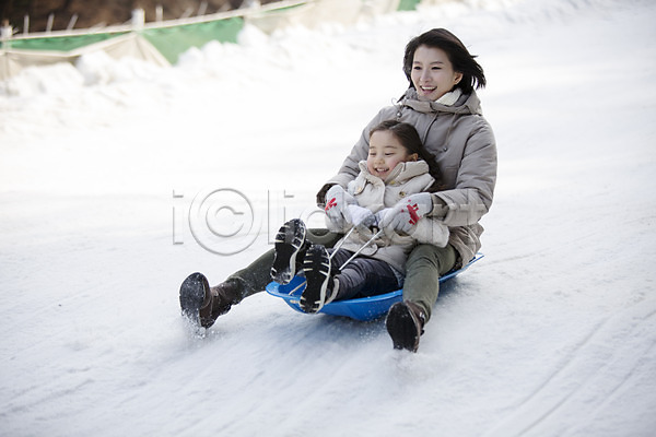 즐거움 화목 30대 두명 성인 어린이 여자 한국인 JPG 앞모습 포토 가족 가족라이프 겨울 딸 썰매 앉기 야외 양평 엄마 웃음 전신 주간