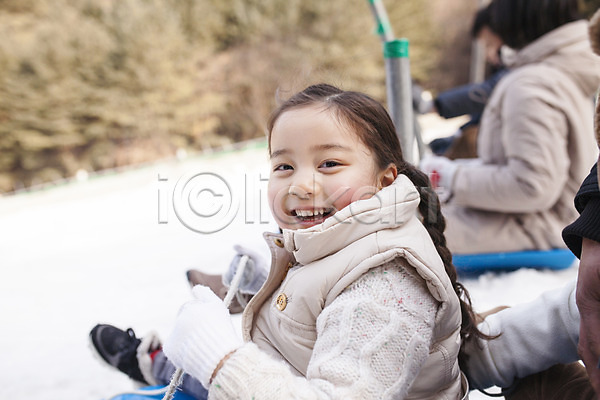 즐거움 화목 소녀한명만 어린이 여자 한국인 한명 JPG 앞모습 포토 가족라이프 겨울 리프트 상반신 썰매 앉기 야외 양평 웃음 주간