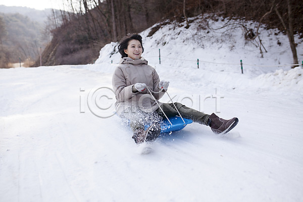 즐거움 화목 30대 성인 성인여자한명만 여자 한국인 한명 JPG 앞모습 포토 가족라이프 겨울 썰매 앉기 야외 양평 웃음 전신 주간