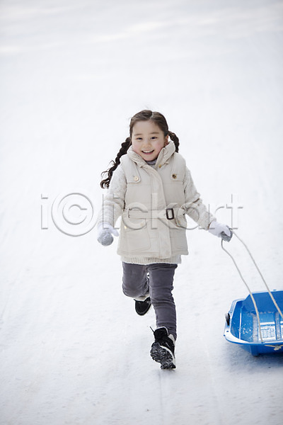 화목 소녀한명만 어린이 여자 한국인 한명 JPG 앞모습 포토 가족라이프 겨울 달리기 당기기 썰매 야외 양평 웃음 전신 주간