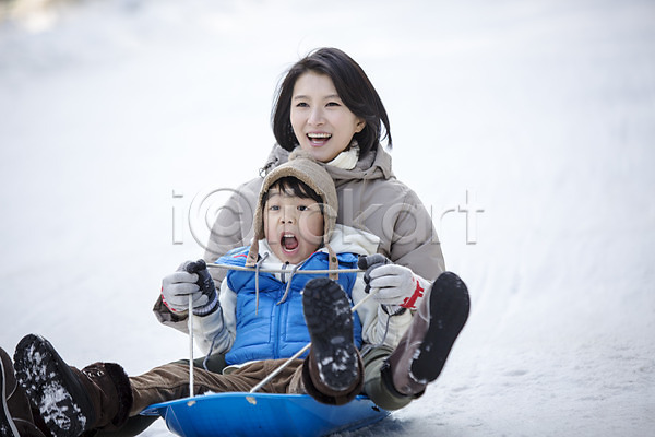 즐거움 화목 30대 남자 두명 성인 어린이 여자 한국인 JPG 앞모습 포토 가족 가족라이프 겨울 썰매 아들 앉기 야외 양평 엄마 웃음 전신 주간