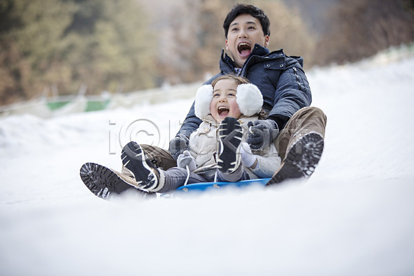 즐거움 화목 30대 남자 두명 성인 어린이 여자 한국인 JPG 앞모습 포토 가족 가족라이프 겨울 썰매 아빠 앉기 야외 양평 웃음 전신 주간