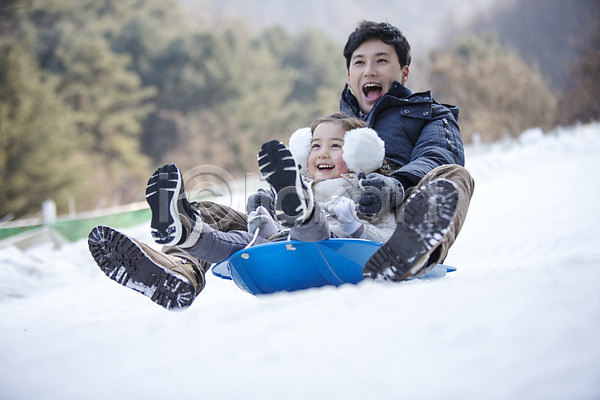 즐거움 화목 30대 남자 두명 성인 어린이 여자 한국인 JPG 앞모습 포토 가족 가족라이프 겨울 썰매 아빠 앉기 야외 양평 웃음 전신 주간