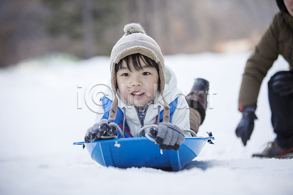 즐거움 화목 30대 남자 두명 어린이 여자 한국인 JPG 아웃포커스 앞모습 포토 가족 가족라이프 겨울 상반신 썰매 야외 양평 엎드리기 웃음 주간
