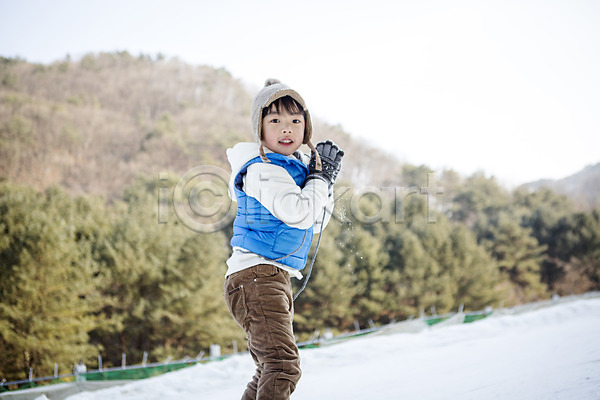 즐거움 화목 남자 소년한명만 어린이 한국인 한명 JPG 앞모습 포토 가족라이프 겨울 눈싸움 상반신 야외 양평 웃음 주간