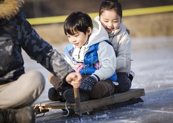 즐거움 화목 30대 남자 성인 세명 어린이 여자 한국인 JPG 앞모습 옆모습 포토 가족 가족라이프 겨울 앉기 야외 양평 얼음썰매 웃음 전신 주간