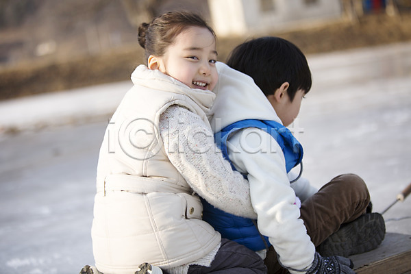 즐거움 화목 남자 두명 소녀(어린이) 소년 어린이 어린이만 여자 한국인 JPG 뒷모습 옆모습 포토 가족 가족라이프 겨울 상반신 앉기 야외 양평 얼음썰매 웃음 주간