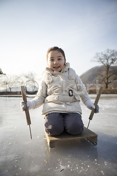 즐거움 화목 소녀한명만 어린이 여자 한국인 한명 JPG 앞모습 포토 가족라이프 겨울 빙판 앉기 야외 양평 얼음썰매 웃음 전신 주간