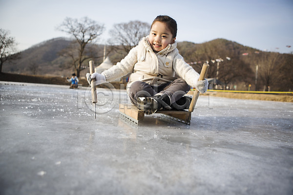 즐거움 화목 소녀한명만 어린이 여자 한국인 한명 JPG 앞모습 포토 가족라이프 겨울 빙판 앉기 야외 양평 얼음썰매 웃음 전신 주간