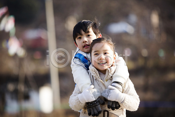 즐거움 화목 남자 두명 소녀(어린이) 소년 어린이 어린이만 여자 한국인 JPG 아웃포커스 앞모습 포토 가족 가족라이프 겨울 백허그 상반신 야외 양평 웃음 응시 주간