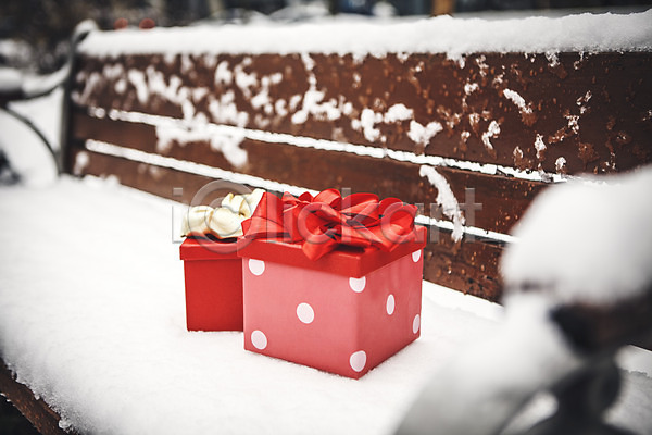 사람없음 JPG 포토 겨울 눈(날씨) 물방울무늬 백그라운드 벤치 선물상자 스튜디오촬영 실내 오브젝트 이벤트 크리스마스