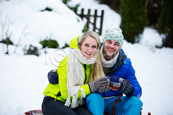 티타임 20대 남자 두명 서양인 성인 성인만 여자 외국인 JPG 앞모습 포토 겨울 미소(표정) 상반신 앉기 야외 주간 커플
