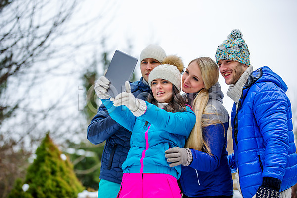 즐거움 20대 남자 서양인 성인 성인만 여러명 여자 외국인 JPG 앞모습 포토 겨울 단체사진 들기 상반신 서기 셀프카메라 야외 주간 친구 카메라 태블릿