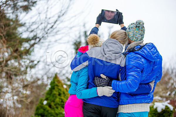즐거움 20대 남자 서양인 성인 성인만 세명 여자 외국인 JPG 뒷모습 포토 겨울 상반신 서기 셀프카메라 안기 야외 주간 친구 카메라 태블릿