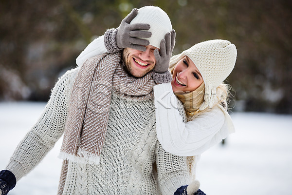 사랑 즐거움 행복 20대 남자 두명 서양인 성인 성인만 여자 JPG 앞모습 포토 겨울 눈가림 미소(표정) 상반신 야외 웃음 장난 주간 커플