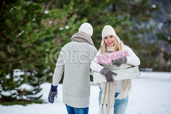 행복 20대 남자 두명 서양인 성인 성인만 여자 JPG 뒷모습 앞모습 포토 겨울 들기 미소(표정) 상반신 선물상자 설원 야외 주간 커플