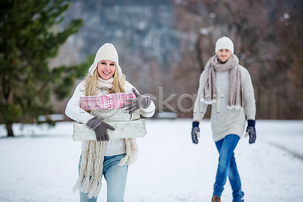 기쁨 행복 20대 남자 두명 서양인 성인 성인만 여자 JPG 앞모습 포토 겨울 들기 미소(표정) 상반신 선물상자 설원 야외 주간 커플