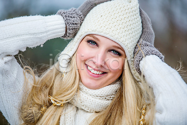 20대 서양인 성인여자한명만 신체부위 여자 한명 JPG 앞모습 포토 겨울 미소(표정) 상반신 야외 얼굴 주간