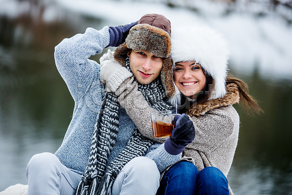 티타임 행복 20대 남자 두명 서양인 성인 성인만 여자 JPG 앞모습 포토 겨울 미소(표정) 상반신 안기 야외 주간 커플