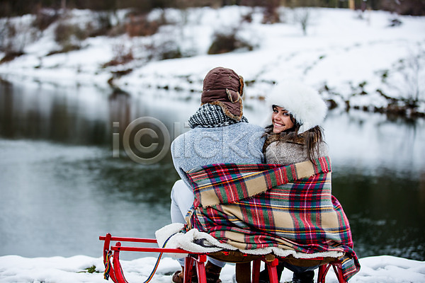 20대 남자 두명 서양인 성인 성인만 여자 JPG 뒷모습 포토 겨울 담요 뒤돌아보기 미소(표정) 썰매 앉기 야외 전신 주간 커플