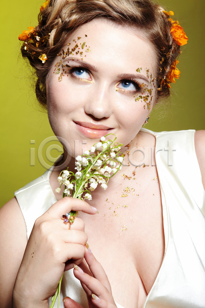 백인 성인 성인여자한명만 여자 한명 JPG 앞모습 포토 해외이미지 꽃 들기 미소(표정) 봄 상반신 실내 올려보기 응시 초록배경 컨셉 페이스페인팅 해외202004