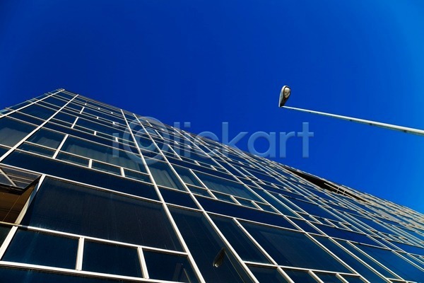 사람없음 JPG 포토 해외이미지 건물 건축양식 구름(자연) 금속 금융 기술 도시 도심 반사 비즈니스 사무실 스타일 야외 외관 유럽 유리 은색 장면 지역 창문 철강 터키석 파란색 하늘 해외202004