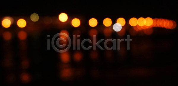 사람없음 JPG 소프트포커스 포토 해외이미지 강 검은색 넘어짐 노란색 램프 물 미술 반사 백그라운드 보케 불꽃 빛 빛망울 야간 어둠 원형 장면 장식 전등 점 조명 추상 축제 파란색 패턴 해외202004 해외포토 효과