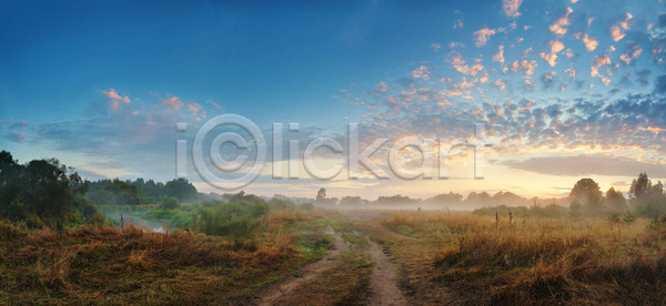 신선 추위 침묵 사람없음 JPG 포토 해외이미지 8월 9월 가을 강 구름 나무 물 백그라운드 벨로루시 벽지 뿌연 새벽 소나무 숲 스포츠 아침 안개 야외 여름 여행 자연 장면 질감 초록색 컬러풀 파노라마 풍경 하늘 해외202004 해외포토 호수 흰색