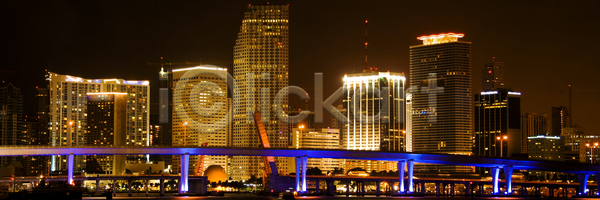 사람없음 JPG 포토 해외이미지 가로 건물 건축양식 고층빌딩 관광지 교통시설 도시 도시풍경 마이애미 미국 북아메리카 빛망울 스카이라인 야간 야외 여행 전등 컬러풀 큼 탑 파노라마 플로리다 항구 해외202004 해외포토