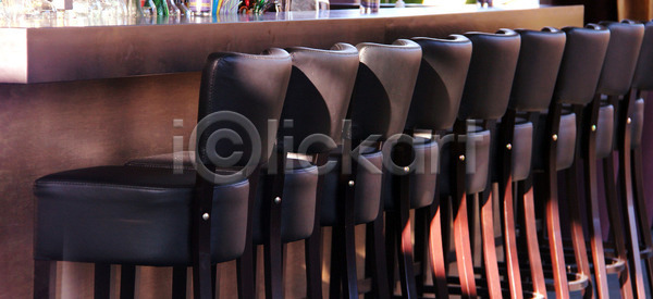 부드러움 새로움 우아함 휴식 사람없음 JPG 포토 해외이미지 가구 가죽 갈색 검은색 계산대 금속 내부 디자인 땅바닥 램프 목재 바 방 복고 빛 선 수확 스타일 식당 실내 앉기 오브젝트 유행 의자 인기 전용 줄서기 철강 카페 카페테리아 탁자 표면 해외202004 해외포토 휴게실