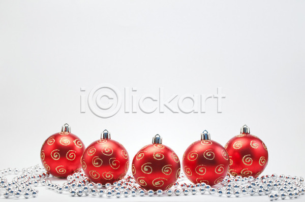 사람없음 JPG 포토 해외이미지 고립 공 목걸이 백그라운드 빨간색 은색 장식 장식볼 축제 크리스마스 해외202004 황금 흰색