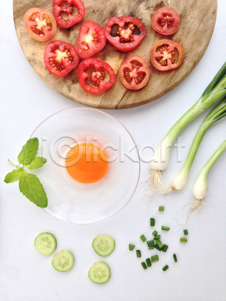 사람없음 JPG 포토 해외이미지 계란 나무도마 단면 방울토마토 식재료 실내 오이 토마토 파 해외202004 흰배경