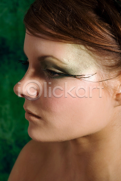 백인 사람 여자 한명 JPG 포토 해외이미지 갈색머리 속눈썹 얼굴 유행 초록색 해외202004 화장품