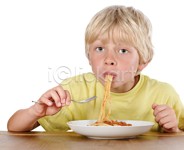 기아 사람 소년 어린이 한명 JPG 포토 해외이미지 건강 국수 맛 먹기 배고픔 빨간색 스파게티 식사 식욕 얼굴 요리 음식 이탈리아 저녁식사 점심식사 접시 컨셉 탁자 파스타 포크 해외202004
