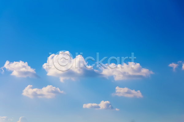 사람없음 JPG 포토 해외이미지 구름(자연) 백그라운드 여름(계절) 파란배경 파란색 하늘 해외202004 흰색
