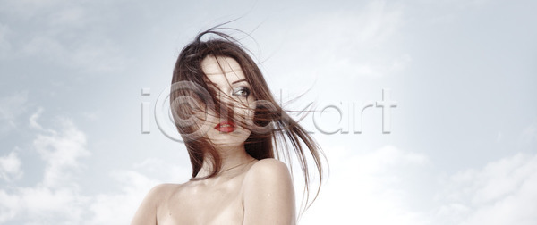 고독 사랑 순수 신선 우아함 활발 사람 여자 한명 JPG 포토 해외이미지 1 가로 강렬 계절 고딕 기다림 눈물 단아함 라이프스타일 바람 싱글 야외 울음 이슬 하늘 해외202004 해외포토 헤어스타일 혼자 화장품