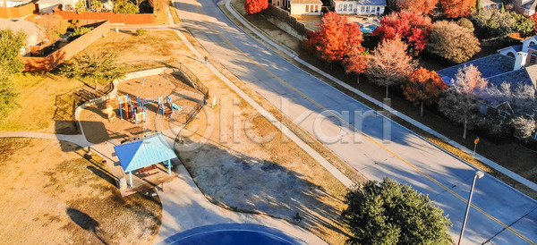 기쁨 사람없음 어린이 JPG 포토 해외이미지 가을 가족 게임 공원 그네 나무 놀이터 도시 드론 모래 미끄럼틀 싱글 안테나 야외 외관 운동 이웃 일반 잎 잔디 장난감 장비 재산 정상 정원 주택 컬러풀 타운 플라스틱 해외202004 해외포토