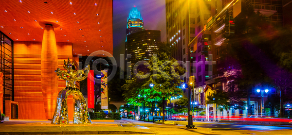 사람없음 JPG 포토 해외이미지 거리 건물 건축양식 고층빌딩 도로 도심 뿌연 사방 속도 아침 일출 전후 파란색 해외202004 해외포토