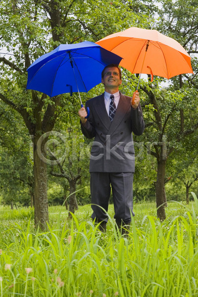 보호 한명 JPG 포토 해외이미지 2 경영자 더블 미소(표정) 방패 비즈니스 비즈니스맨 안전 오렌지 우산 자연 초록색 파란색 해외202004
