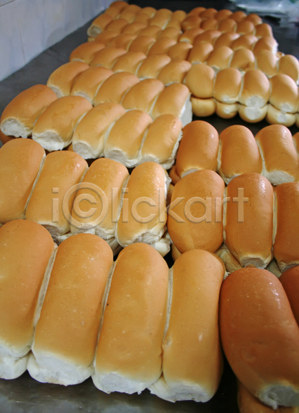 사람없음 JPG 포토 해외이미지 가득함 공장 빵 실내 일렬 해외202004