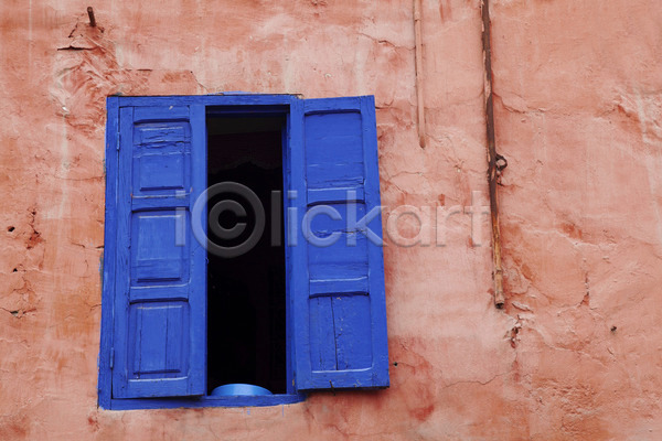 사람없음 JPG 포토 해외이미지 건물 도시 맑음 메디나 모로코 빨간색 셔터 아프리카 창문 타운 파란색 해외202004