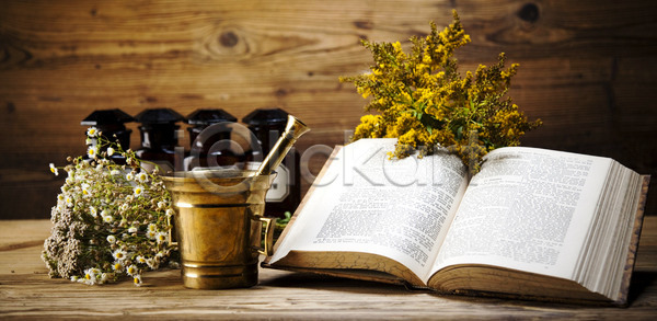 침묵 사람없음 JPG 포토 해외이미지 갈기 꽃 냄새 놋쇠 다발 라벤더 라일락 레시피 마법 마술사 막자 목욕 보라색 복고 세기 수확 스파 식물 아로마 아로마테라피 약 옛날 유기농 자연 치료 파운드 피부 해외202004 해외포토 향 허브 화장품 회색